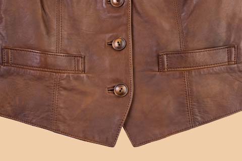 Eine Lederweste gehört natürlich zum perfekten Outfit in der Country- und Westernszene Eine Lederweste gehört natürlich zum perfekten Outfit in der Country- und Westernszene